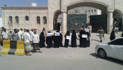 أهالي المعتقلين بحضرموت: قائد التحالف الإماراتي بالمكلا وجه بإيقاف إجراءات النيابة للتحقيق مع أبنائنا