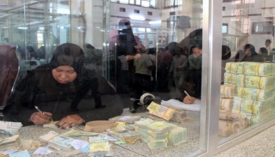 عدن.. جمعية الصرافين تعلن بدء إضراب شامل احتجاجاً على انهيار العملة الوطنية