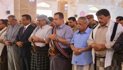 رئيس الحكومة يؤدي صلاة "عيد الفطر" مع جموع المصلين في العاصمة المؤقتة (عدن)