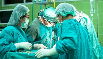 سكاكين ومفك وشفرات حلاقة...أطباء يستخرجون 33 جسما غريبا من معدة مريض