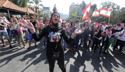 لبنان.. المتظاهرون يرفعون سقف مطالبهم وبوادر أزمة خبز