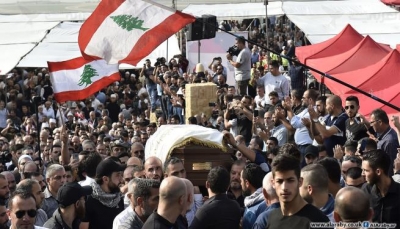 اللبنانيون يشيعون مواطناً قتل في التظاهرات المستمرة ضد النظام الحاكم