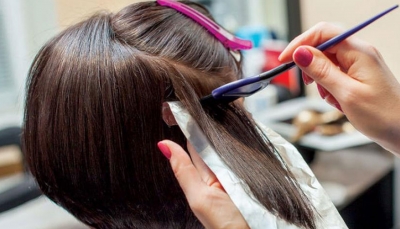 تسبب السرطان.. دراسة تحذر النساء من صبغات الشعر