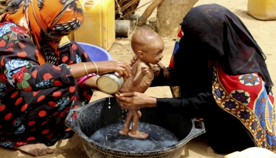"أسوشيتد برس" تكشف عن الشروط والعراقيل التي وضعها الحوثيون أمام تدفق المساعدات الإنسانية (ترجمة خاصة)