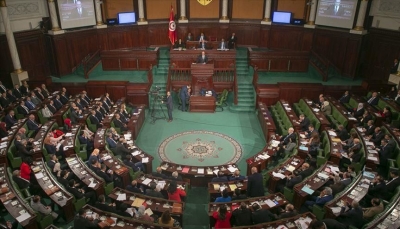 الرئيس التونسي يمدد تجميد البرلمان "حتى إشعار آخر"