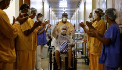 العالم يودع أقسى أسابيع "كورونا" ويتطلع للعودة للحياة وترامب يعد بلقاح سريع