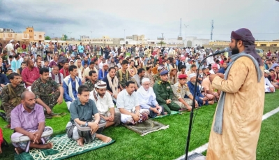 محافظي شبوة وأبين يؤدون صلاة العيد مع المواطنين ويتبادلون التهاني معهم