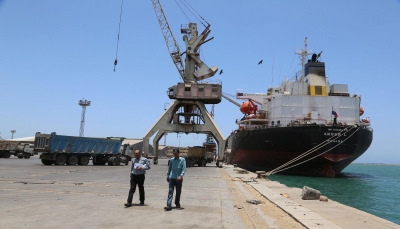 الحكومة تعلن السماح بدخول سفن وقود إلى ميناء الحديدة