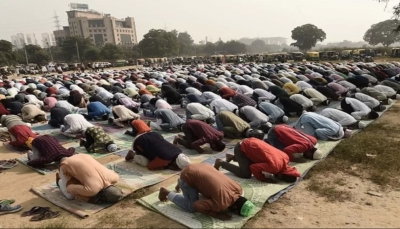 جماعات هندوسية تطالب بمنع ذلك.. مدينة هندية تشهد توتراً حول صلاة المسلمين في الأماكن العامة