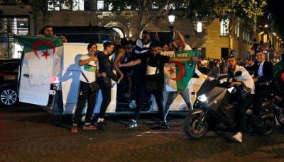 ضرب وركل وقنابل مسيلة للدموع.. الأمن الفرنسي يقمع احتفالية الجزائريين بالتتويج (فيديو)