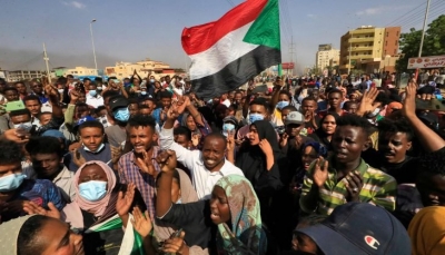 السودان.. قوات الأمن تفرق متظاهرين حاولوا الاعتصام أمام القصر الجمهوري وإصابة العشرات