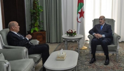 الجزائر تعيد سفيرها لدى باريس بعد أزمة دبلوماسية حادة استمرت خلال الأشهر الماضية