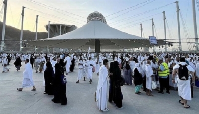 حجاج بيت الله الحرام يرمون "جمرة العقبة" في مشعر منى