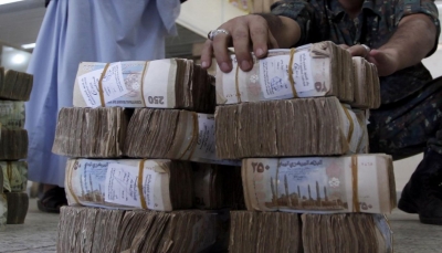 تعز.. مودعون ينظمون احتجاجات أمام بنك اليمن الدولي لاستعادة أموالهم