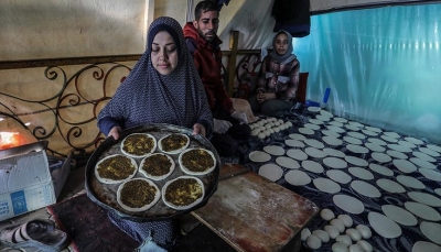 "خيمة مناقيش الزعتر".. "مصدر رزق" في أتون الحرب الإسرائيلية على غزة