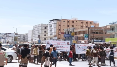 شبوة.. تظاهرة للمطالبة بالقبض على قتلة الشاب "حبيب الشميري"