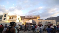 سقطرى.. متظاهرون يقتحمون مبنى المحافظة للمطالبة برحيل "الثقلي" نتيجة تردي الأوضاع
